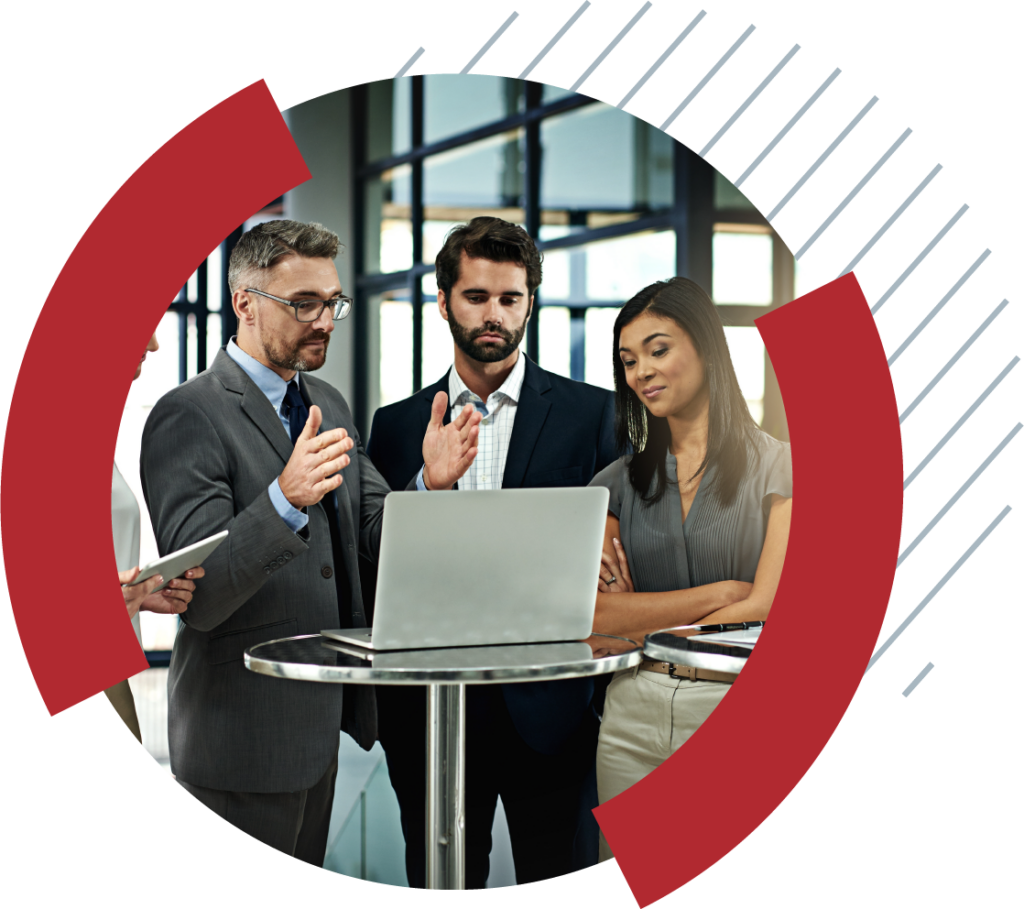 Advogados ou empresários reunidos com laptop no escritório para relatórios, planejamento ou aconselhamento jurídico